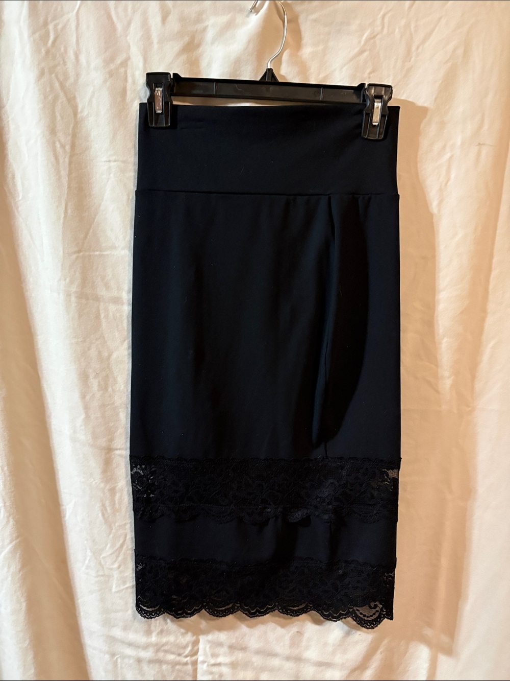 Bebe Women's Black Half Slip Petticoat Underskirt with Lace Trim Hem, Lace Edge